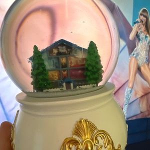 Taylor Swift Lover House Snow Globe (for trade)